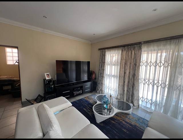 3 BEDROOM TOWNHOUSE FOR SALE IN HEIDELBERG CENTRAL